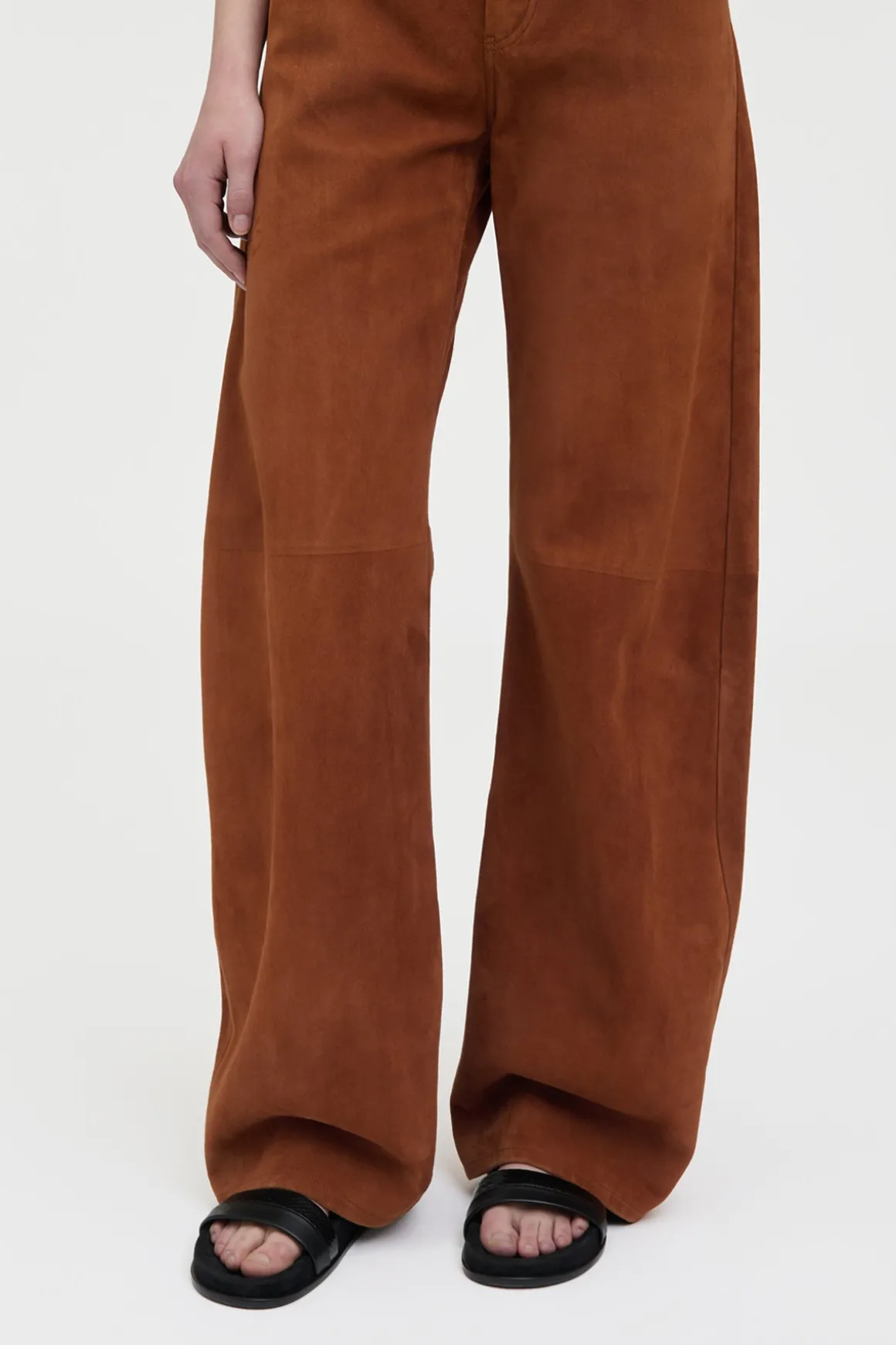 Amoret Barrel-leg Jean in Cognac Suede